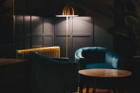 Vergeet witte muren - diepe kleuren domineren je interieur in 2026