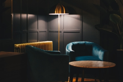 Vergeet witte muren - diepe kleuren domineren je interieur in 2026