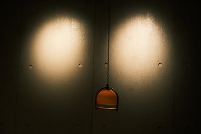 Waarom iedereen nu een lamp van amber glas wil